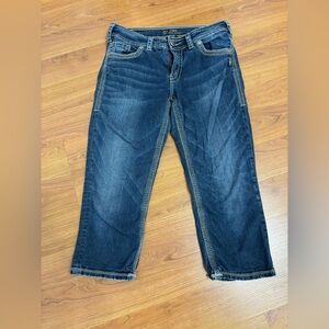 SILVER JEANS Suki Capri